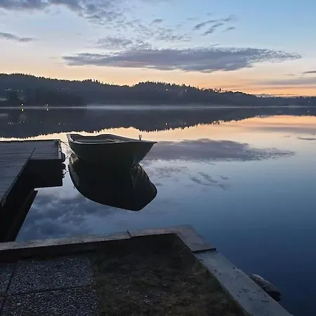 Сasa de vacaciones Idyllic Lakeside With Private And Boat
