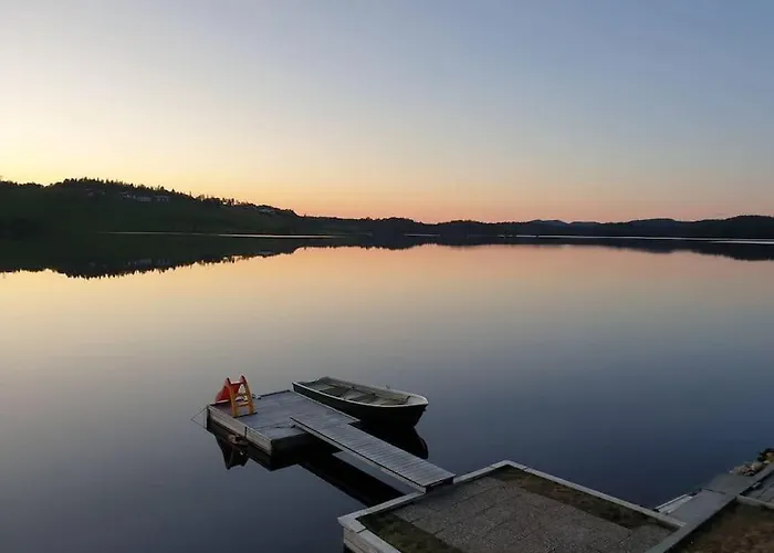Hébergement de vacances Idyllic Lakeside With Private And Boat Vassli